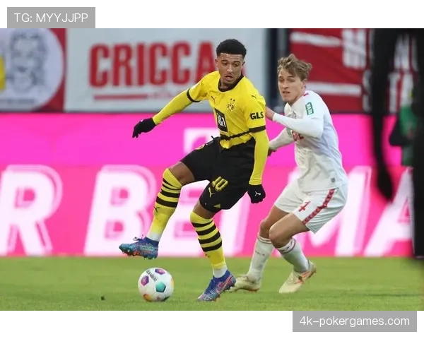 特写镜头：科隆门将扑出关键点球后，面向主看台激情怒吼